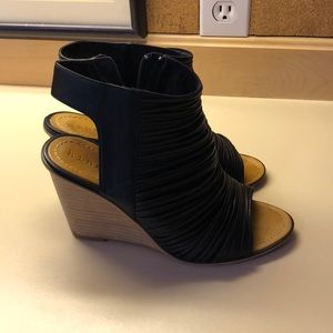 Hinge open toed wedge